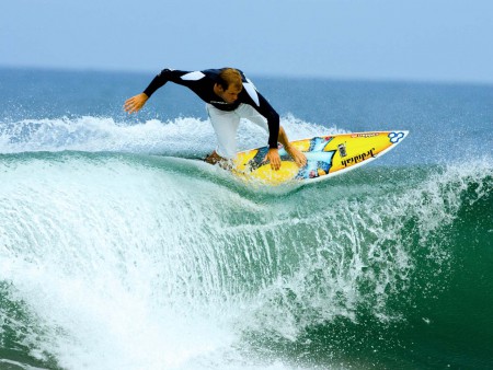 Tiago Pires  surfando no Algarve